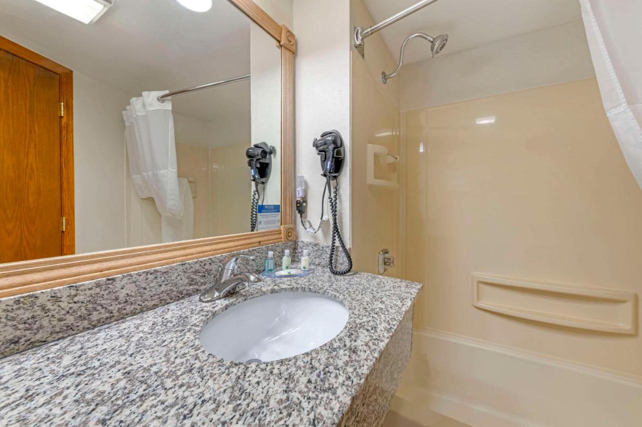 King Room with Lake View at Quality Inn Ashland - Lake Superior