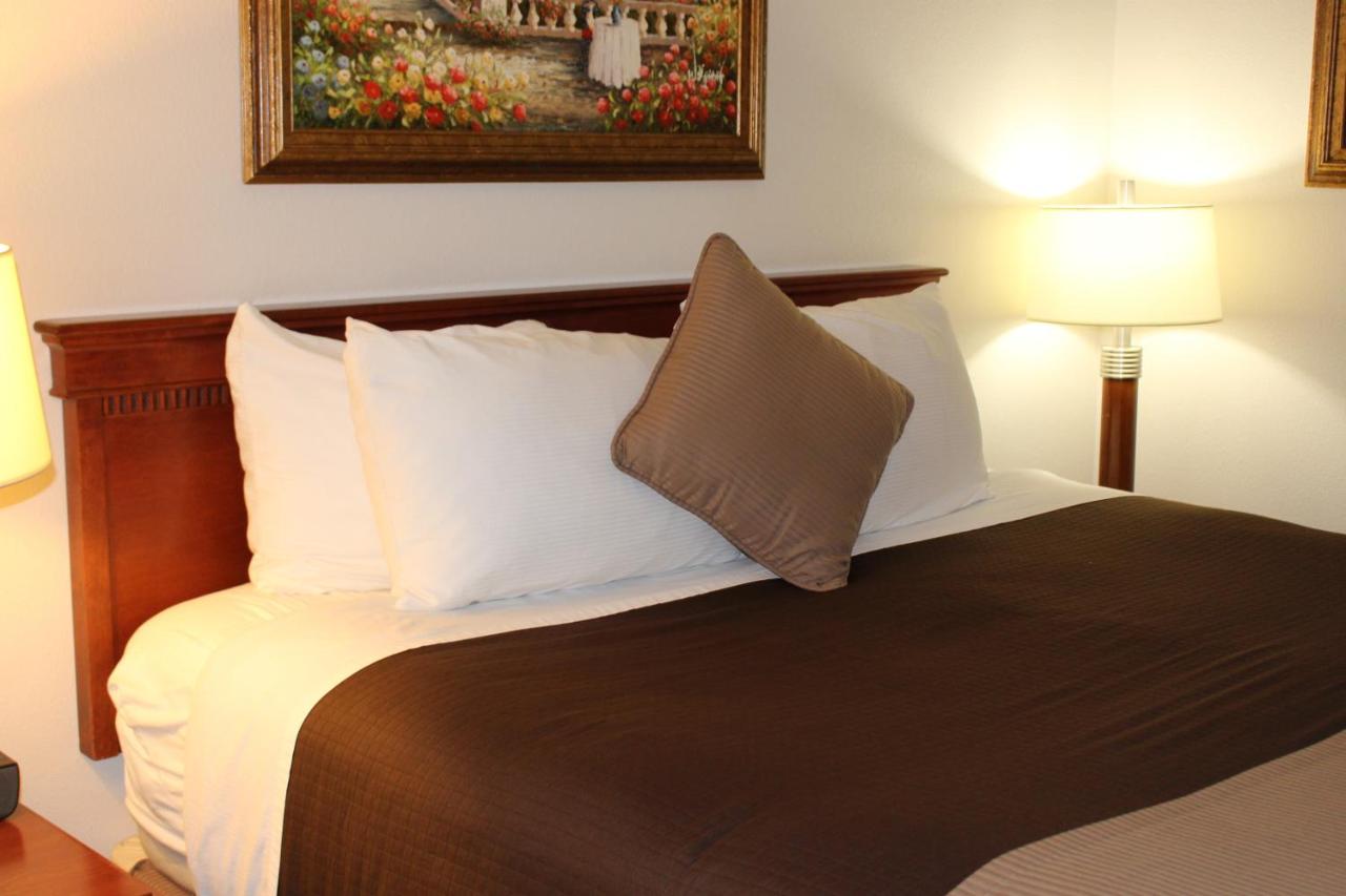  | O'Cairns Inn and Suites