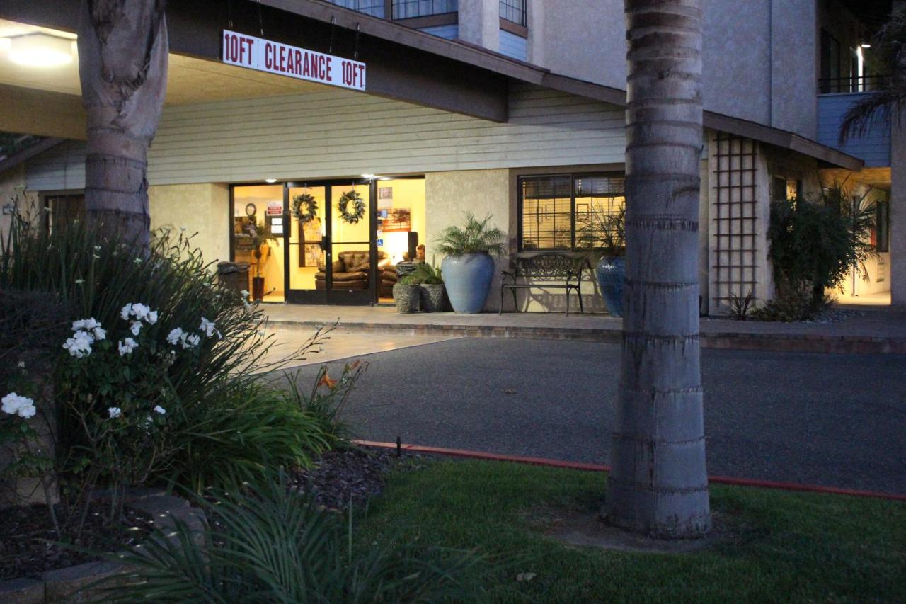  | O'Cairns Inn and Suites