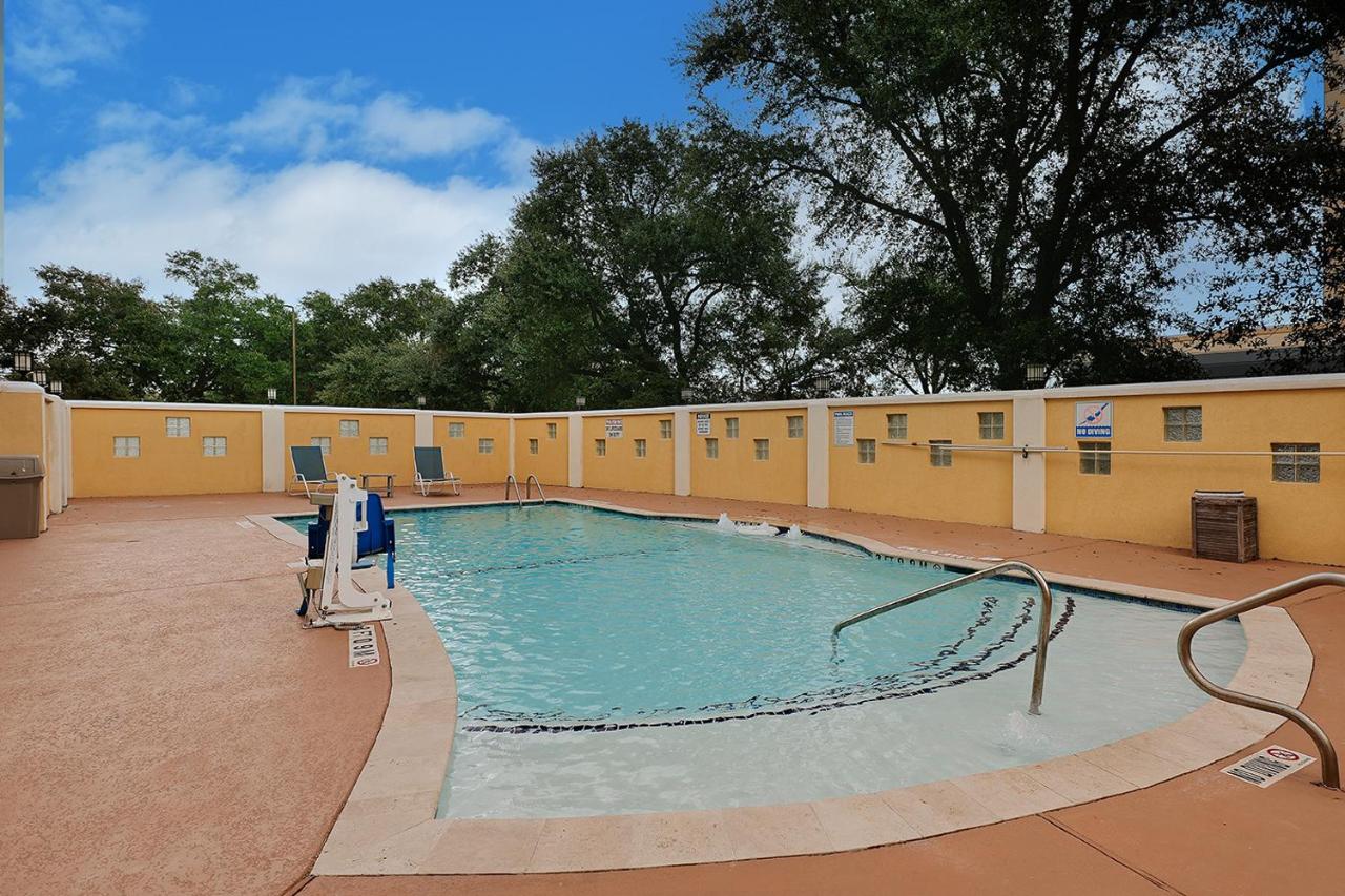 | Holiday Inn Express Hotel & Suites Houston NW-Brookhollow, an IHG Hotel