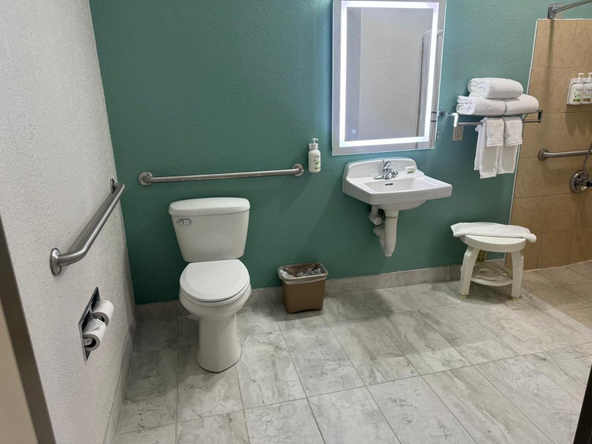 Queen Room - Mobility Access/Non-Smoking at Wingate by Wyndham Sioux City