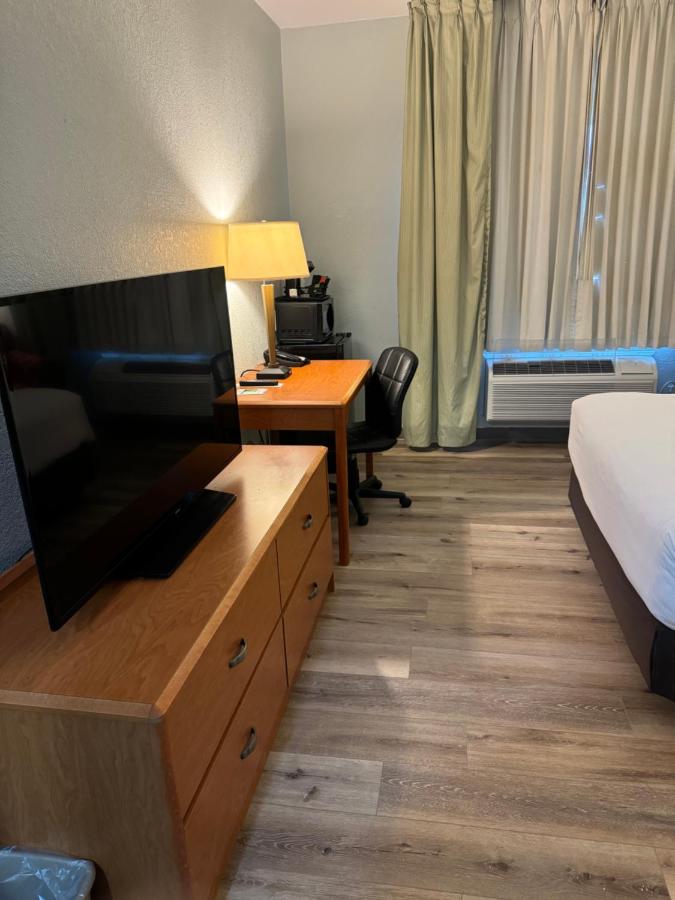 Queen Room - Mobility Access/Non-Smoking at Wingate by Wyndham Sioux City