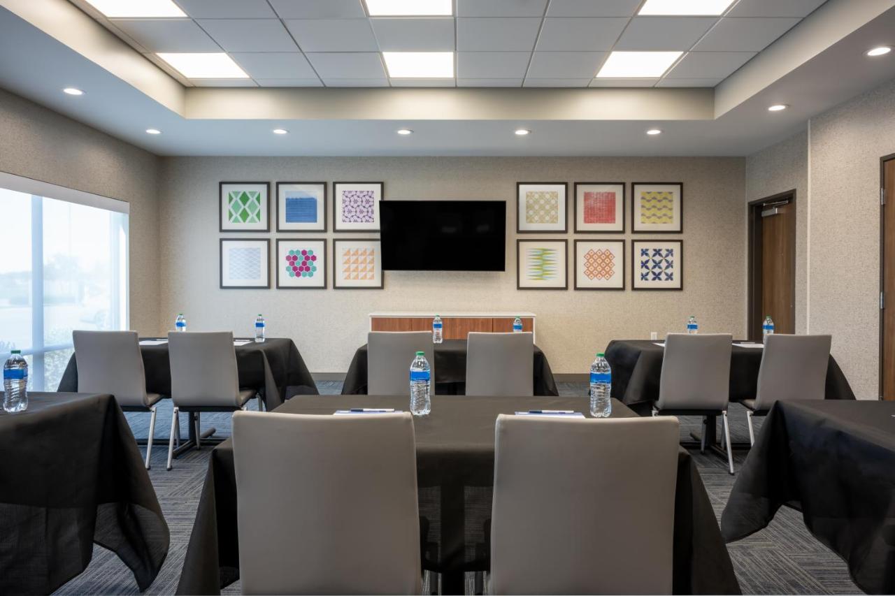 | Holiday Inn Express & Suites - Gilbert - Mesa Gateway Airport