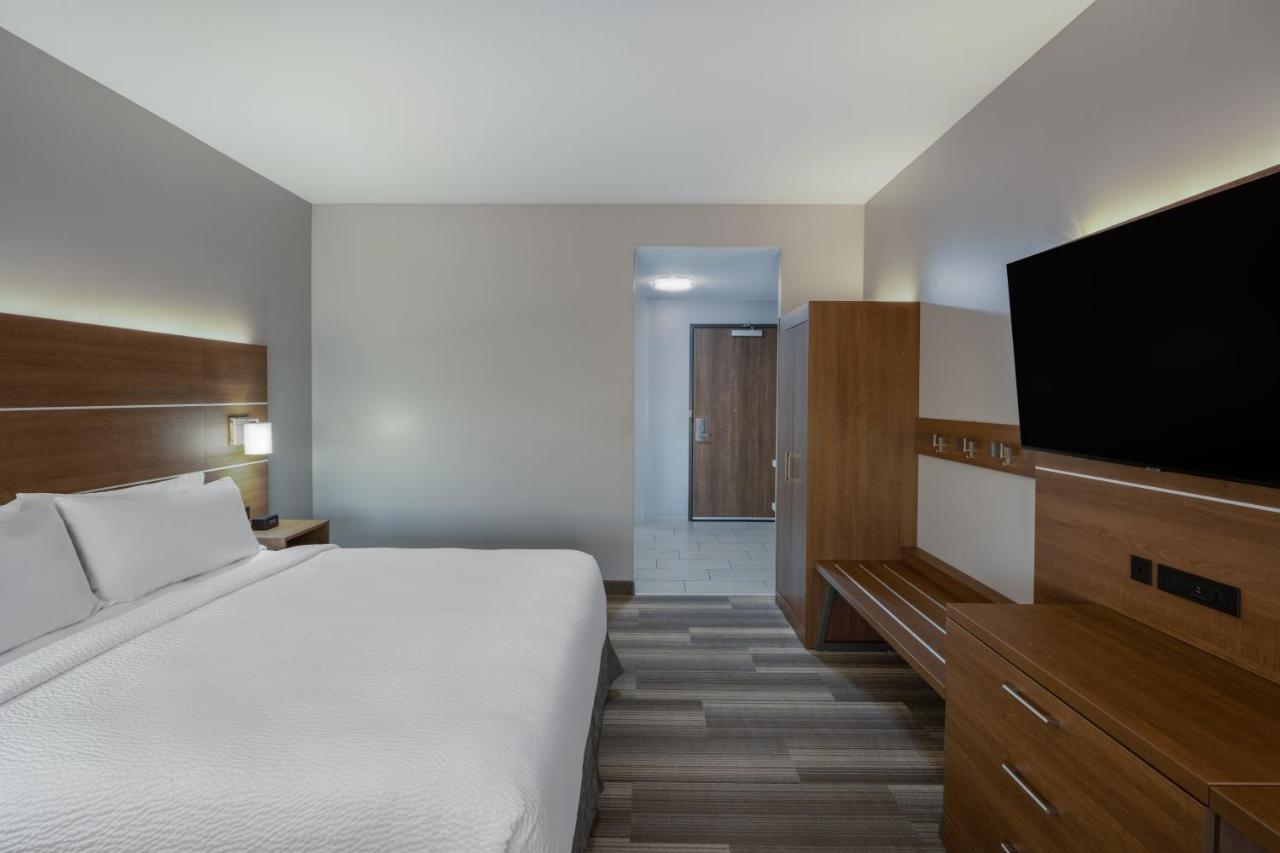 | Holiday Inn Express & Suites - Gilbert - Mesa Gateway Airport
