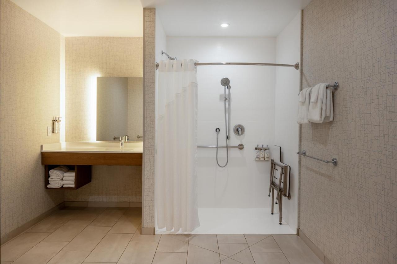 | Holiday Inn Express & Suites - Gilbert - Mesa Gateway Airport