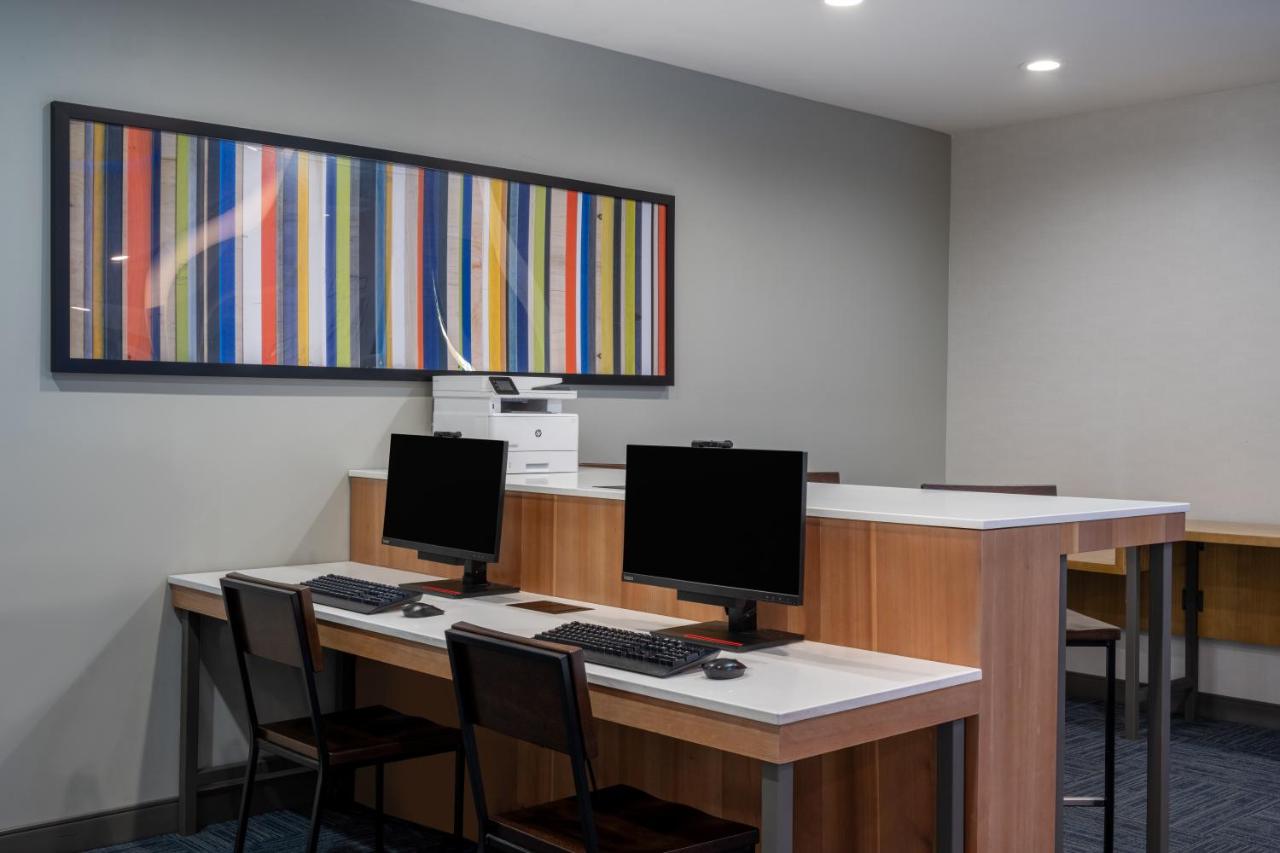 | Holiday Inn Express & Suites - Gilbert - Mesa Gateway Airport
