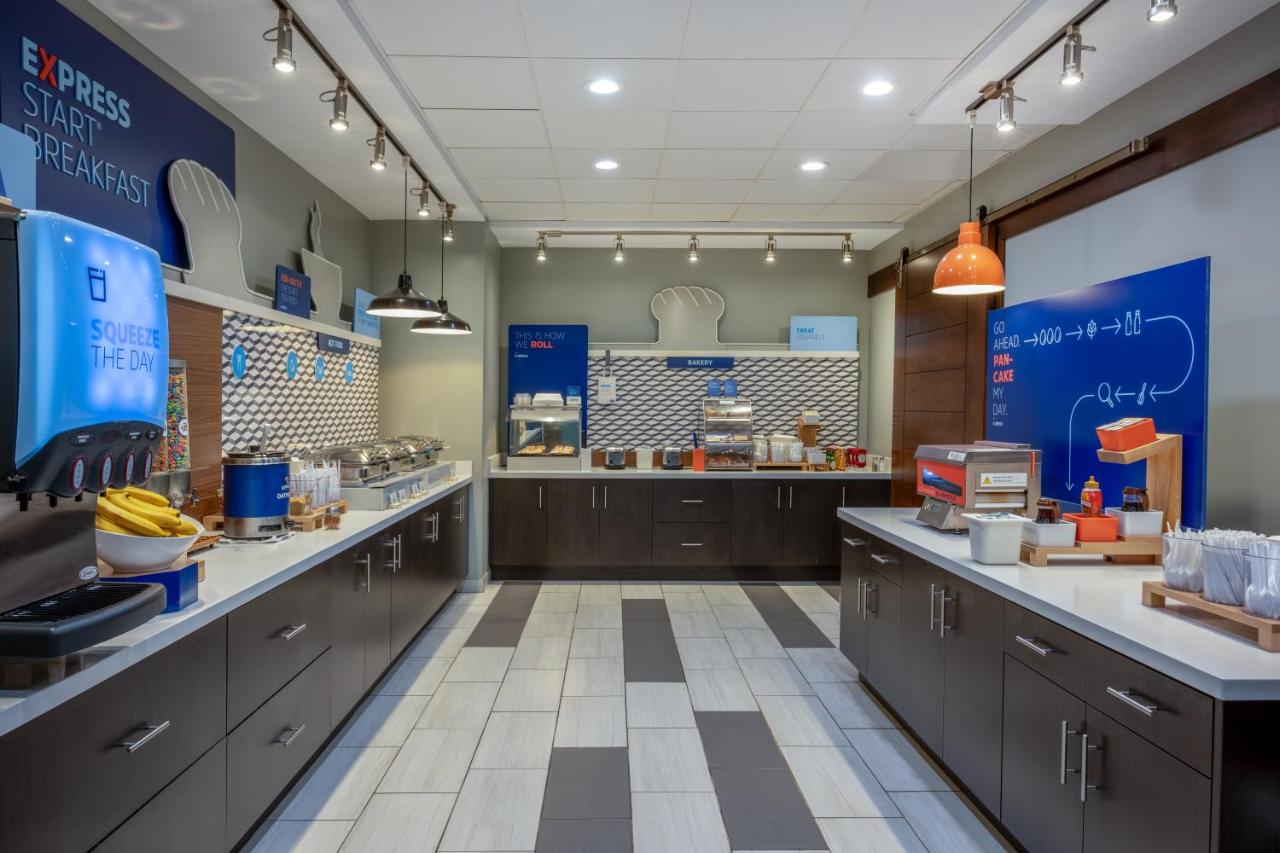 | Holiday Inn Express & Suites - Gilbert - Mesa Gateway Airport
