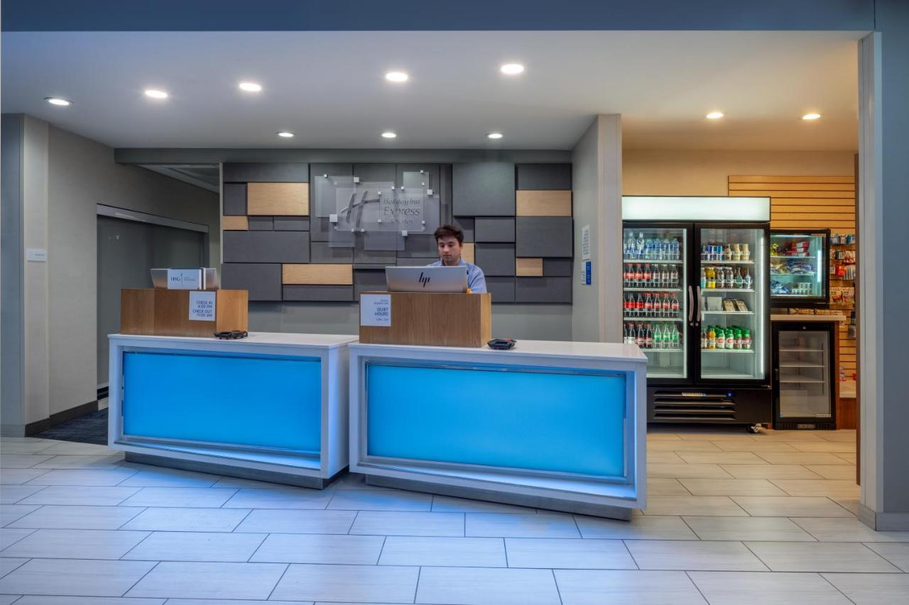 | Holiday Inn Express & Suites - Gilbert - Mesa Gateway Airport