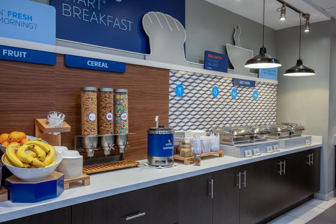 | Holiday Inn Express & Suites - Gilbert - Mesa Gateway Airport