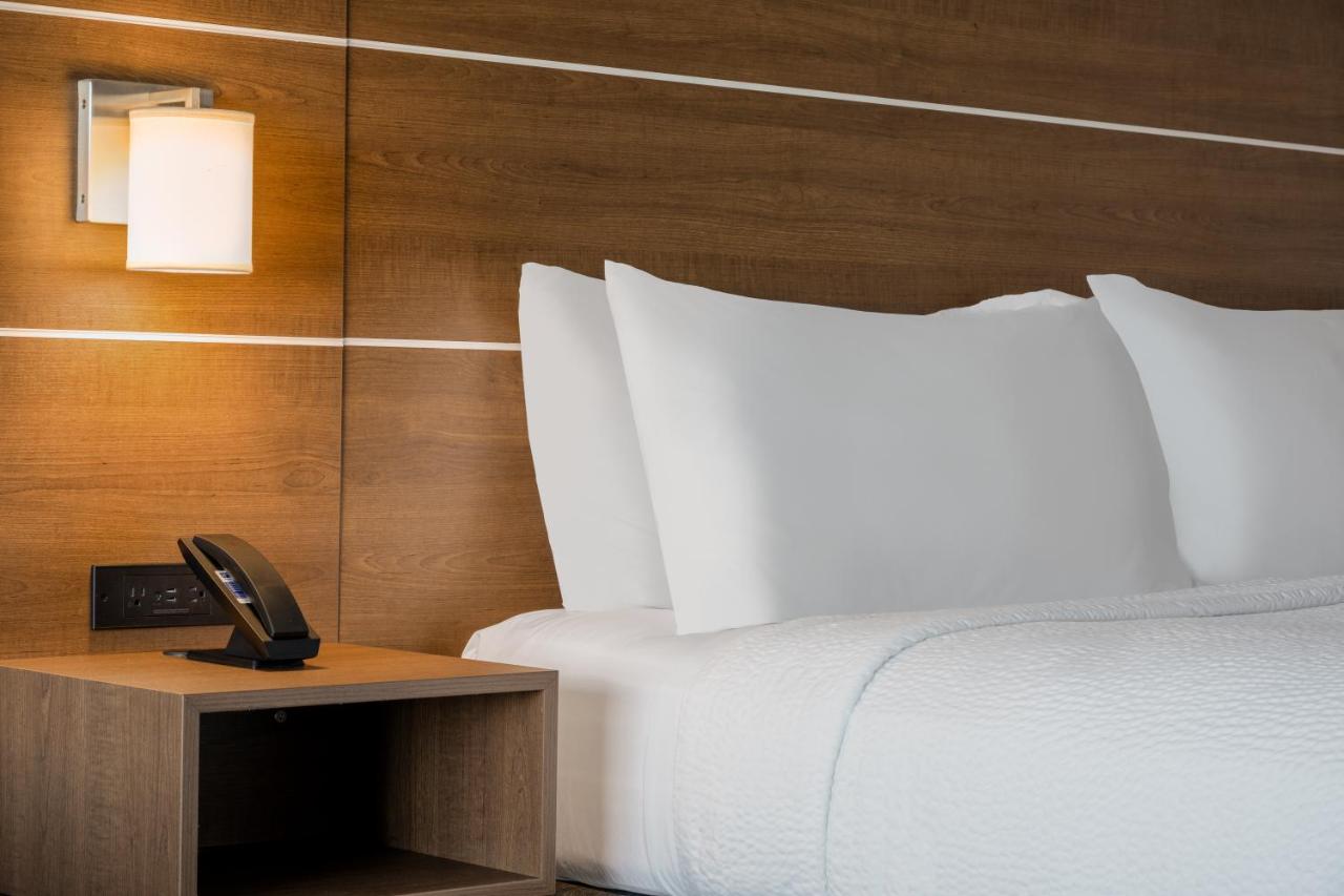 | Holiday Inn Express & Suites - Gilbert - Mesa Gateway Airport