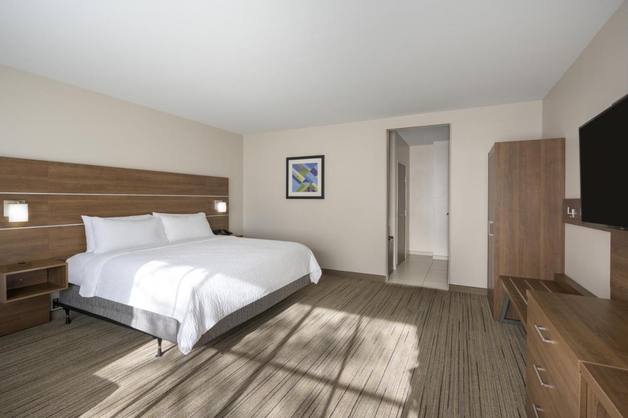 | Holiday Inn Express & Suites - Gilbert - Mesa Gateway Airport