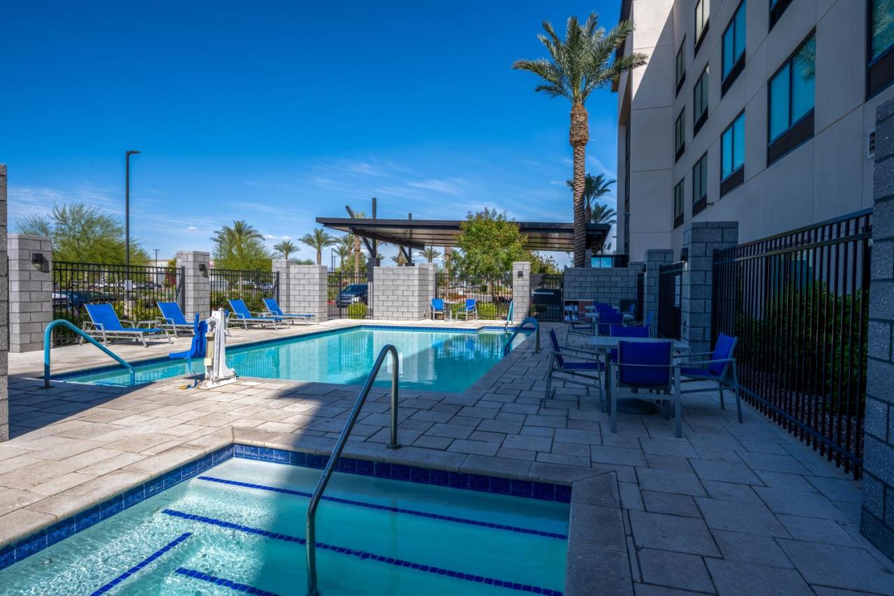 | Holiday Inn Express & Suites - Gilbert - Mesa Gateway Airport