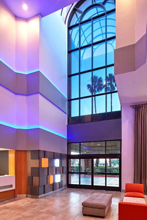 | Best Western Plus Meridian Inn & Suites, Anaheim-Orange