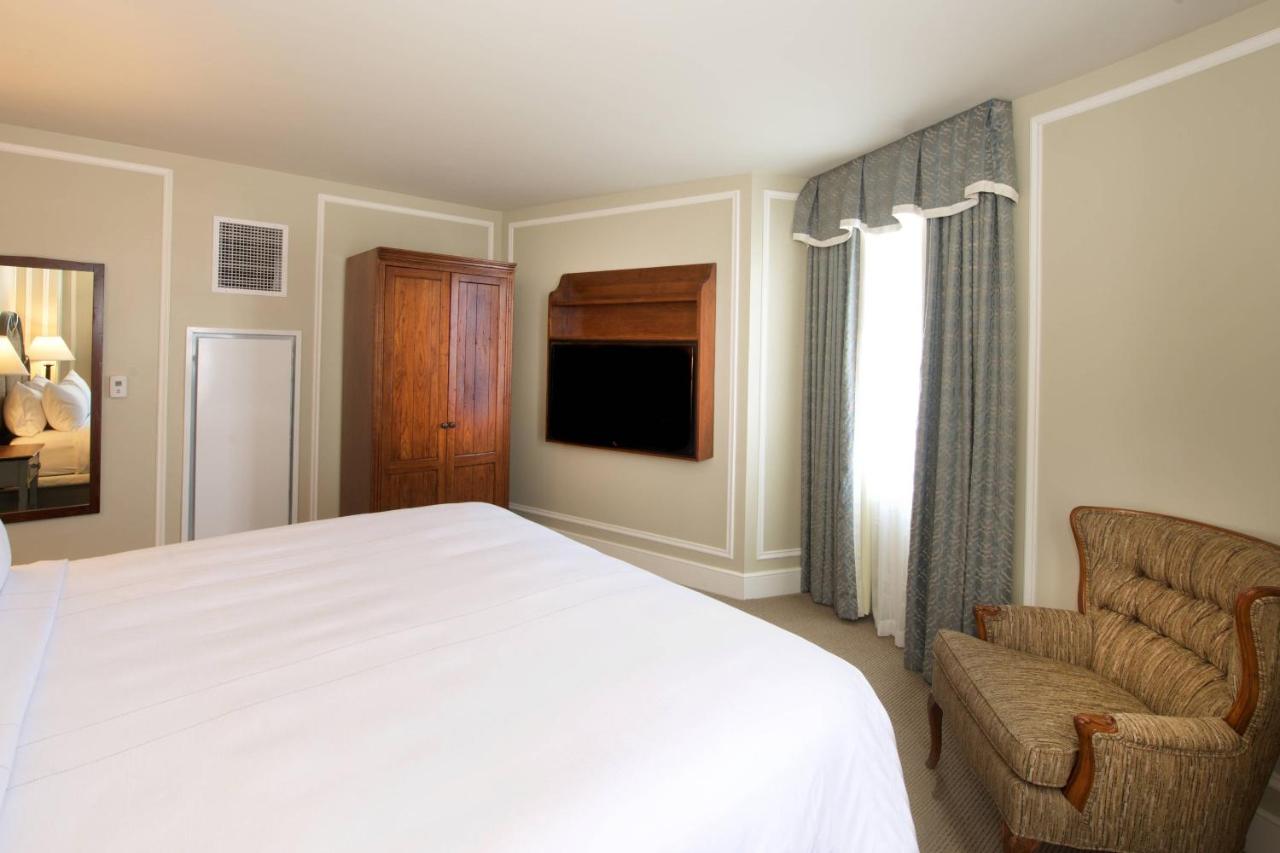 Club King Room at Marriott Syracuse Downtown
