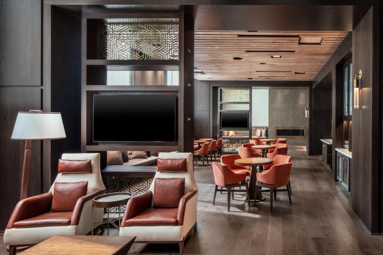 Executive Corner Suite, 1 King at Lancaster Marriott at Penn Square