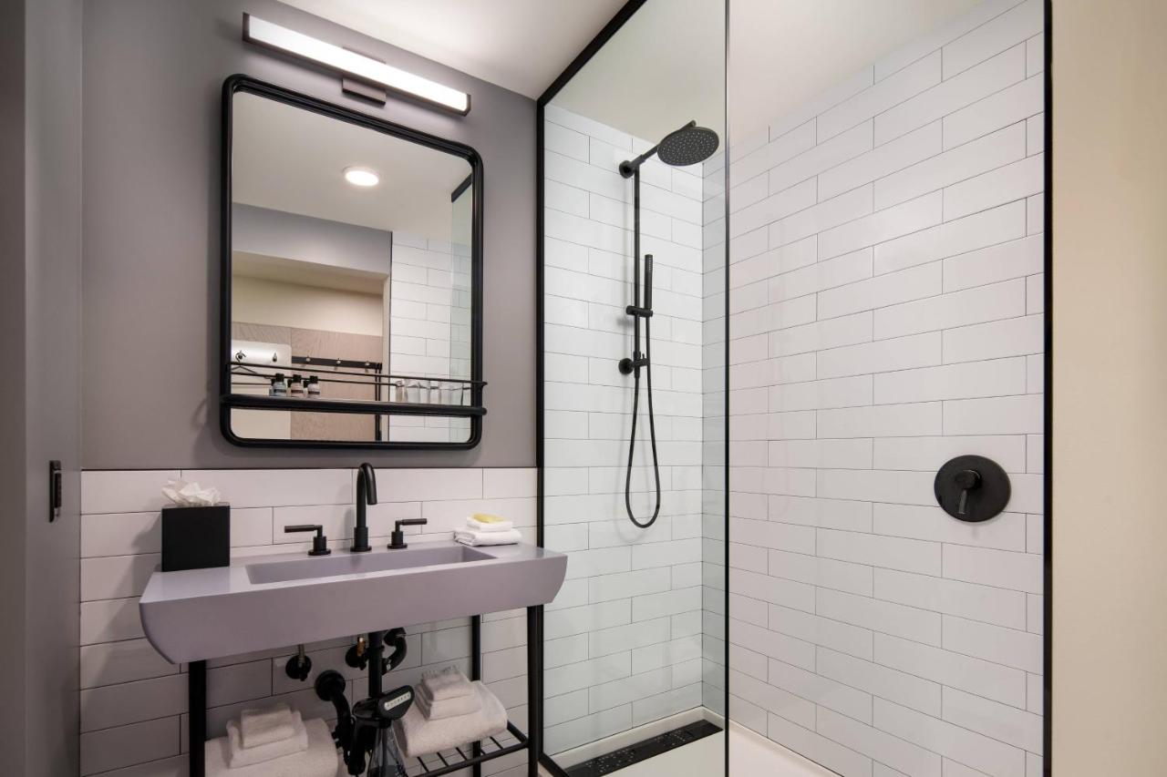 Corner Guest room with 1 King at Moxy Portland Downtown