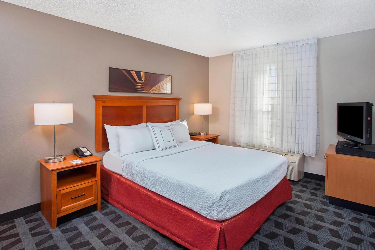 One-Bedroom Queen Suite with Sofa Bed at TownePlace Suites by Marriott Knoxville Cedar Bluff