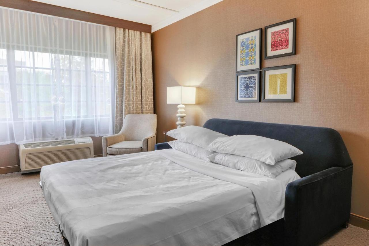 King Suite with Sofa Bed at Sheraton Tarrytown Hotel