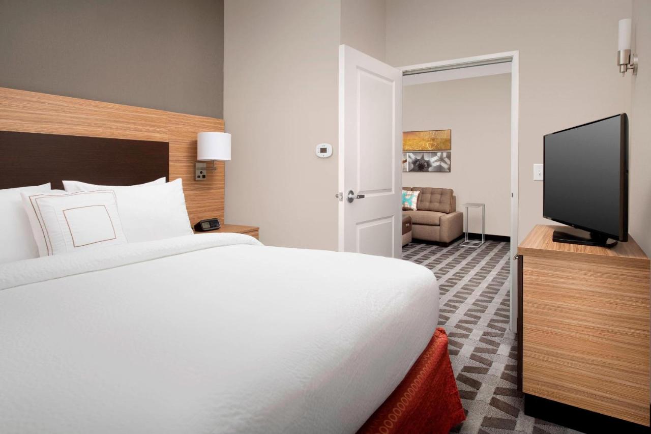 One-Bedroom King Suite with Sofa Bed at TownePlace Suites by Marriott College Park