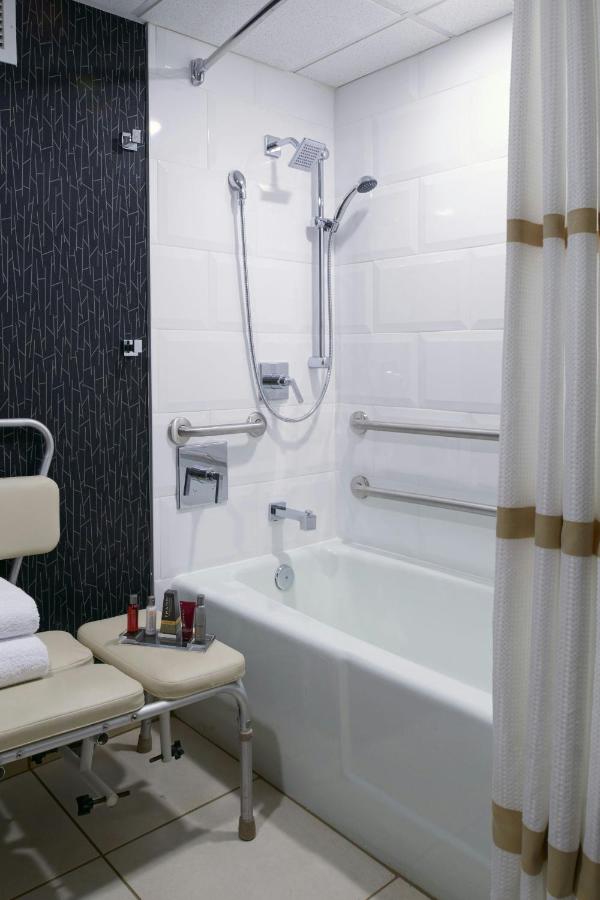 Guest Room with Two Double Beds at Kansas City Airport Marriott