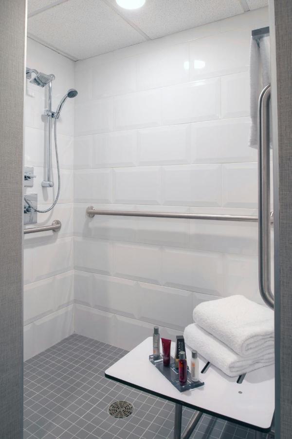 Queen Room with Roll-in Shower - Mobility Accessible at Kansas City Airport Marriott
