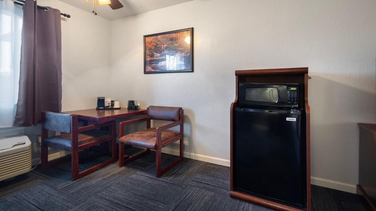 King Room - Non-Smoking at Aladdin Inn