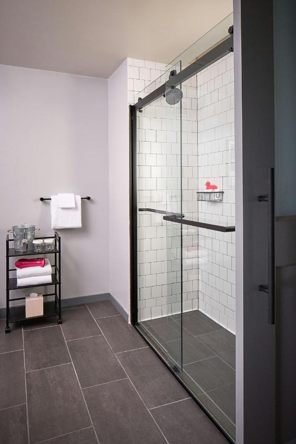 Deluxe Double Room with Mountain View at Moxy Denver Cherry Creek