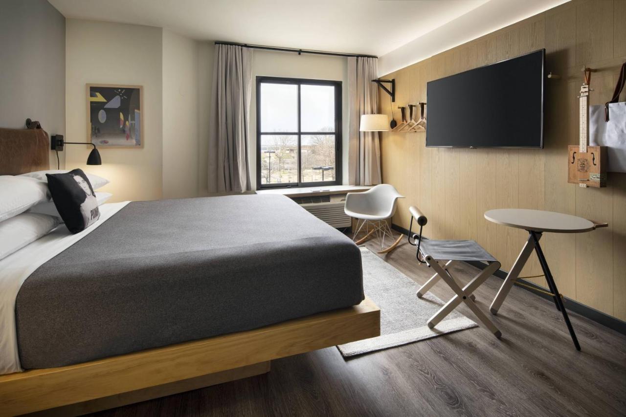 210 SQ FT (20 SQM), Smaller Guest room, 1 King at MOXY Memphis Downtown