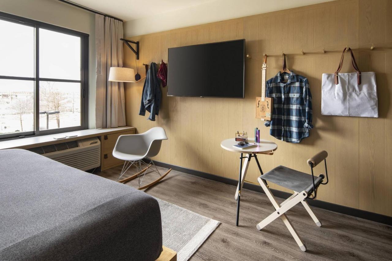 210 SQ FT (20 SQM), Smaller Guest room, 1 King at MOXY Memphis Downtown