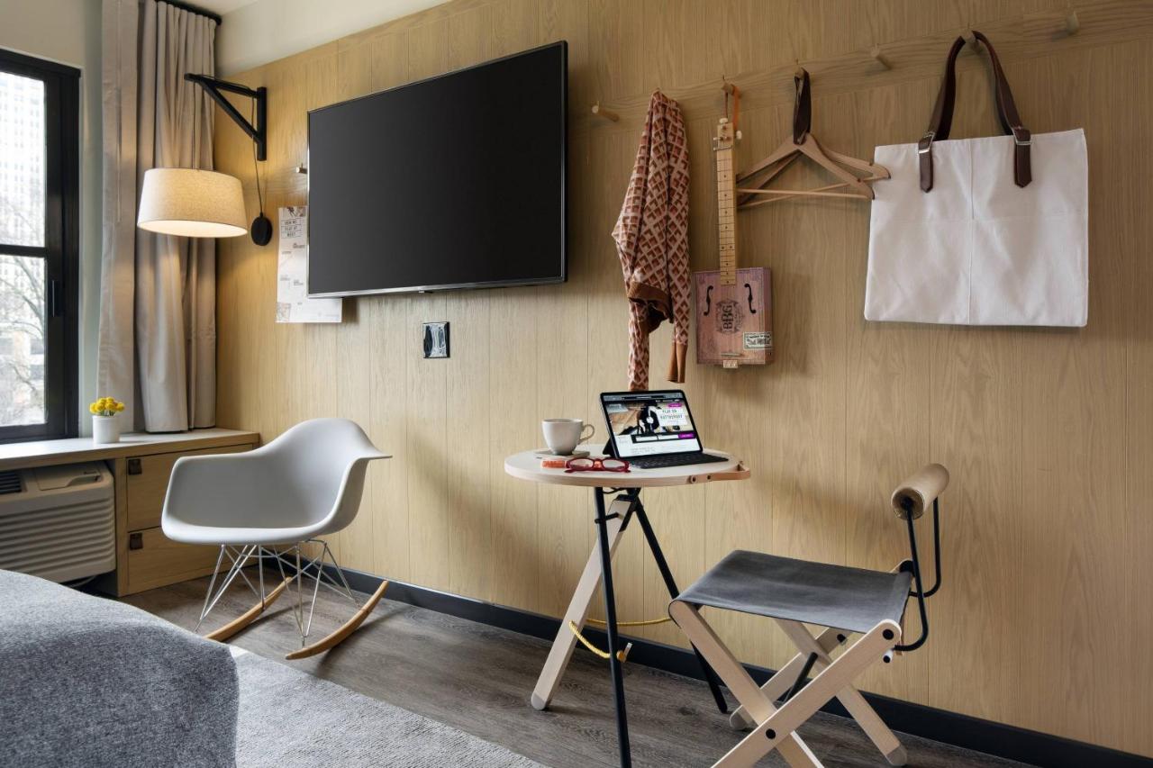 245 SQ FT (23 SQM), Larger Guest room, 1 King at MOXY Memphis Downtown