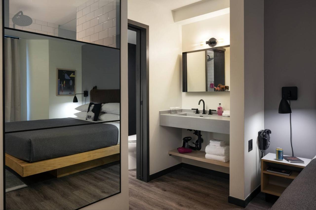 245 SQ FT (23 SQM), Larger Guest room, 1 King at MOXY Memphis Downtown