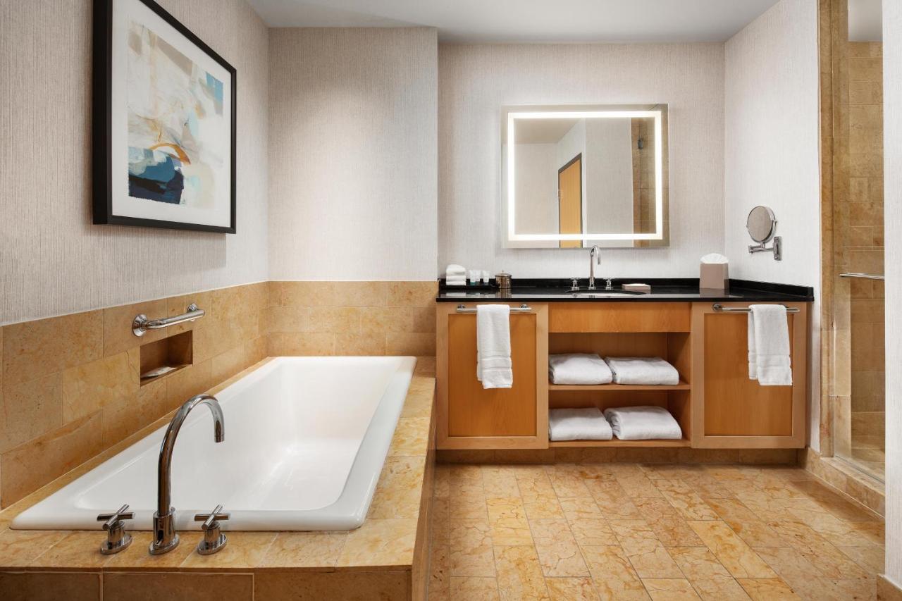 Junior King Suite, Suite, King, Sofa bed at The Westin St. Louis