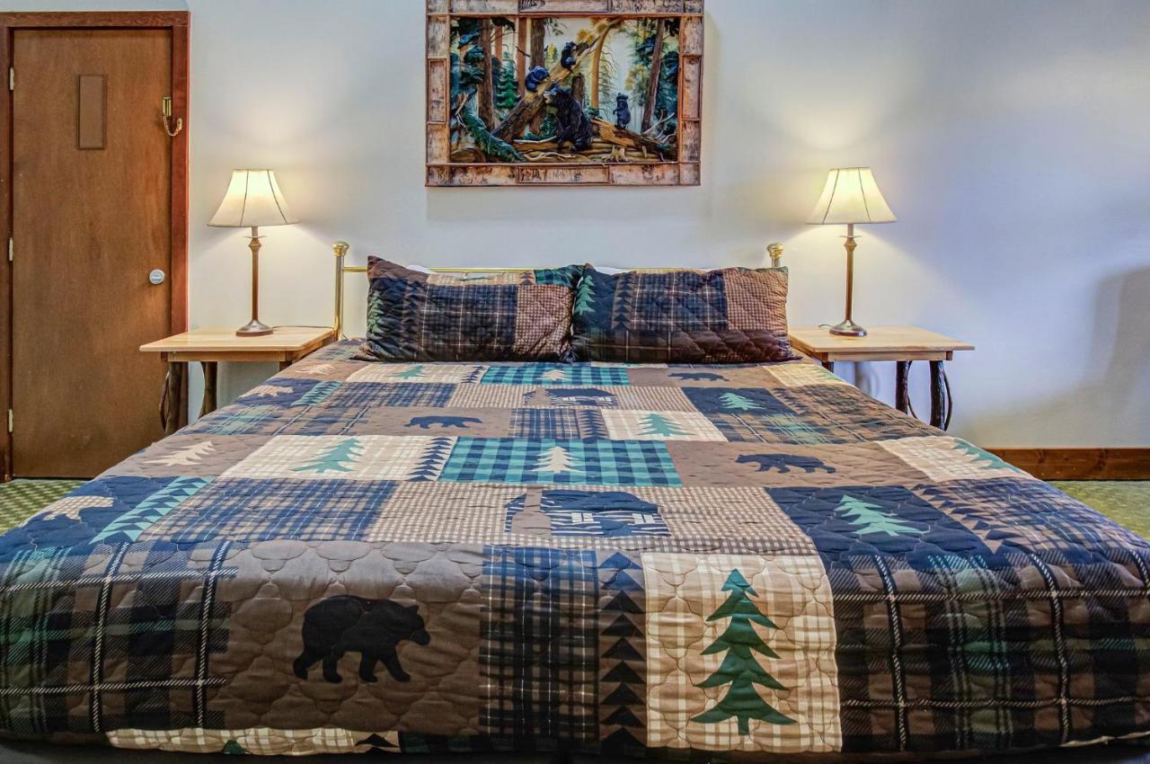 Deluxe King Room at Brookside Lodge