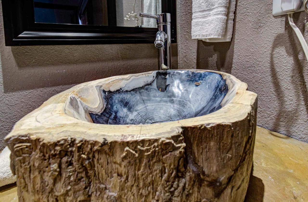 Honeymoon Suite at Brookside Lodge