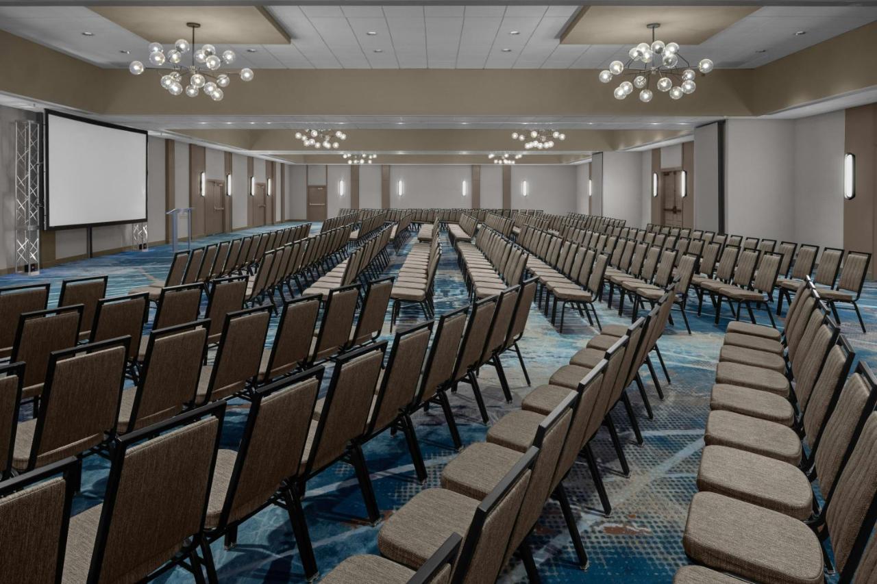 | Sheraton Milwaukee Brookfield
