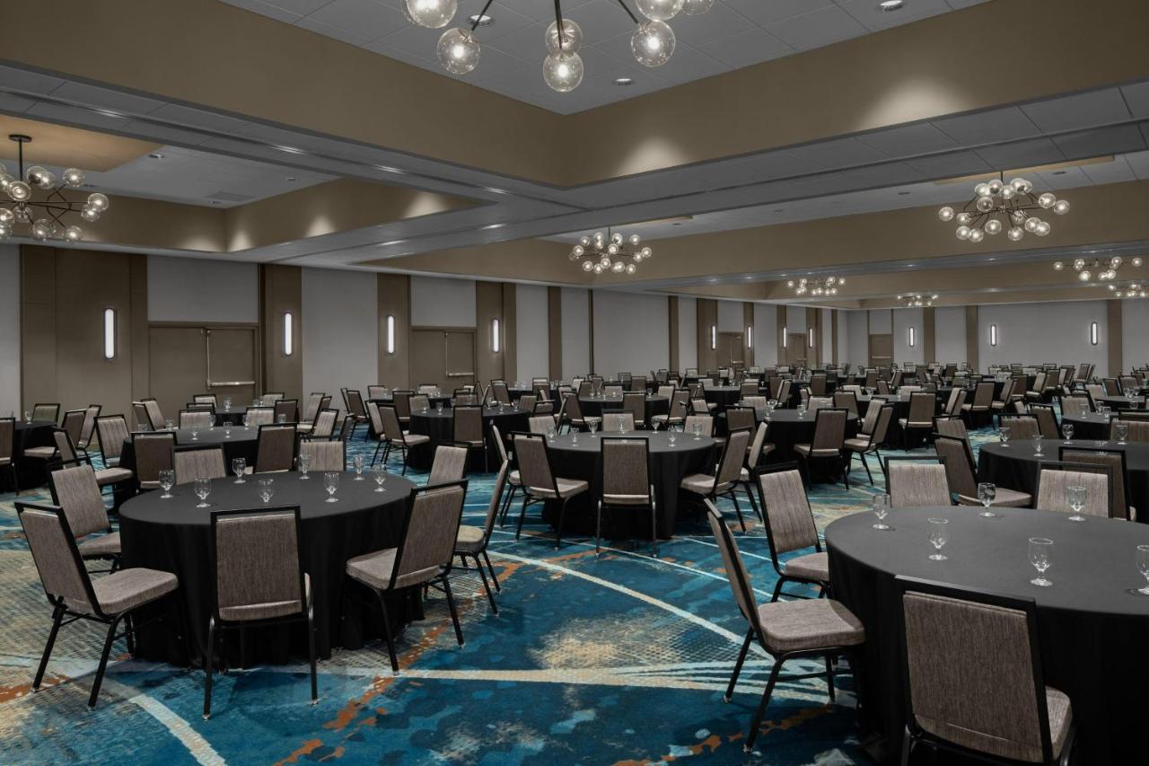 | Sheraton Milwaukee Brookfield