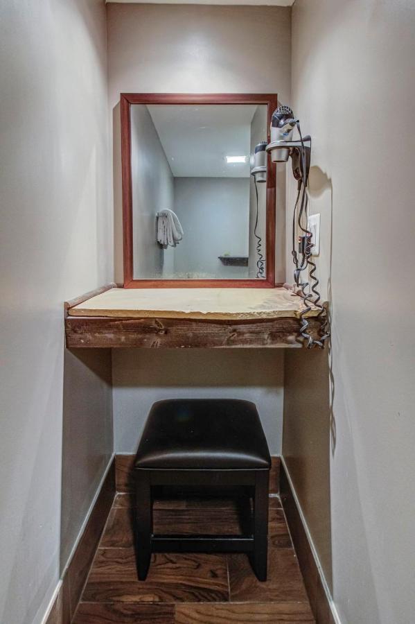 Honeymoon Suite at Brookside Lodge