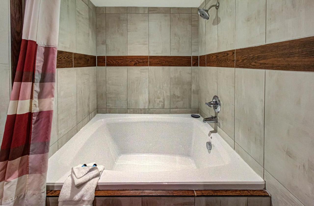 Honeymoon Suite at Brookside Lodge
