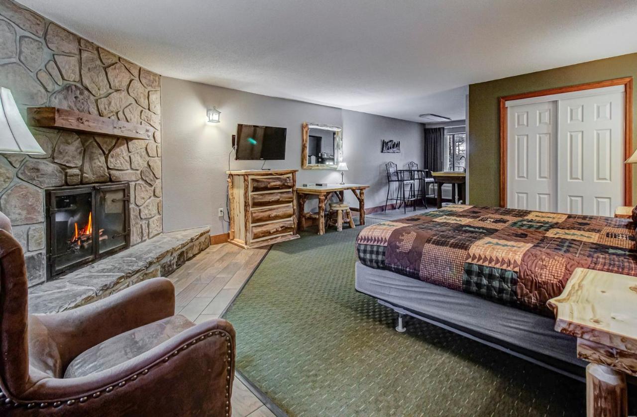 Honeymoon Suite at Brookside Lodge