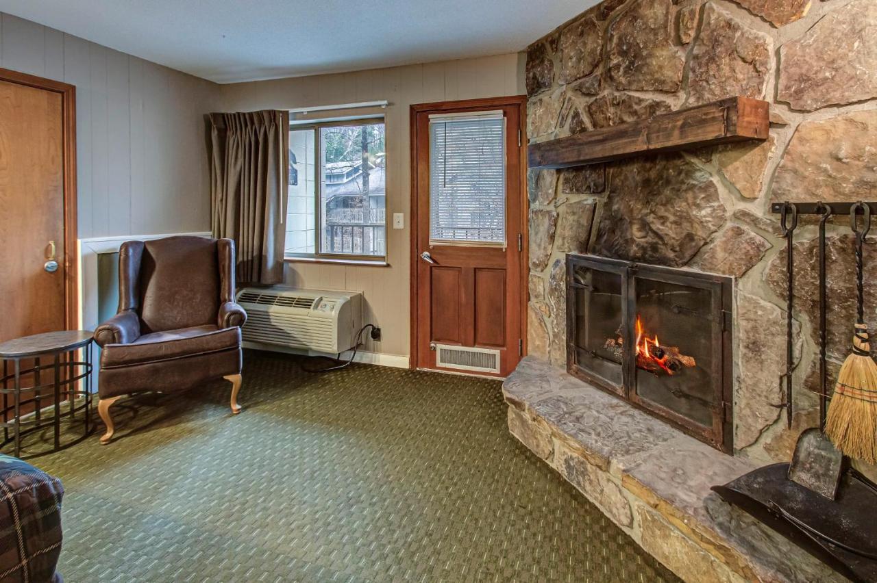 Deluxe Queen Room with Two Queen Beds at Brookside Lodge