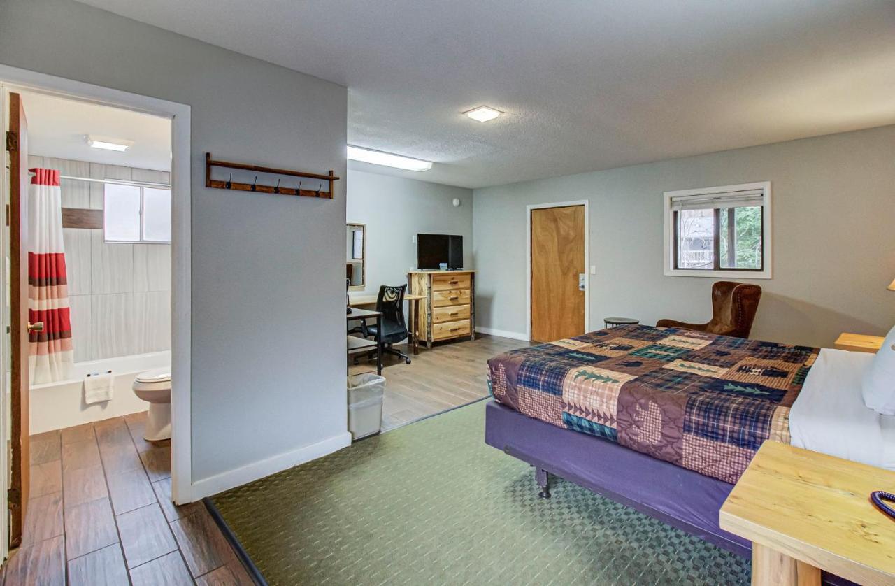 Standard King Room at Brookside Lodge