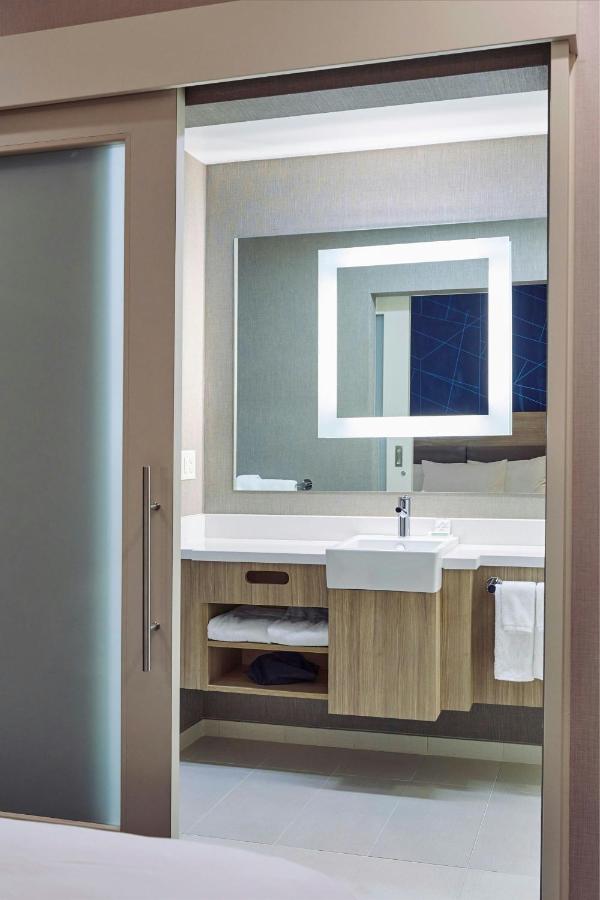 King Suite with Trundle Bed at Springhill Suites By Marriott Medford Airport