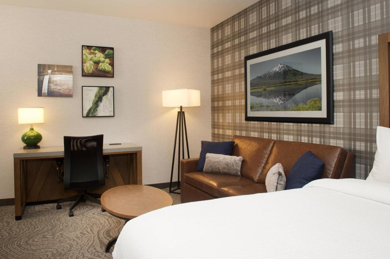 Deluxe Queen Suite at SpringHill Suites by Marriott Bend