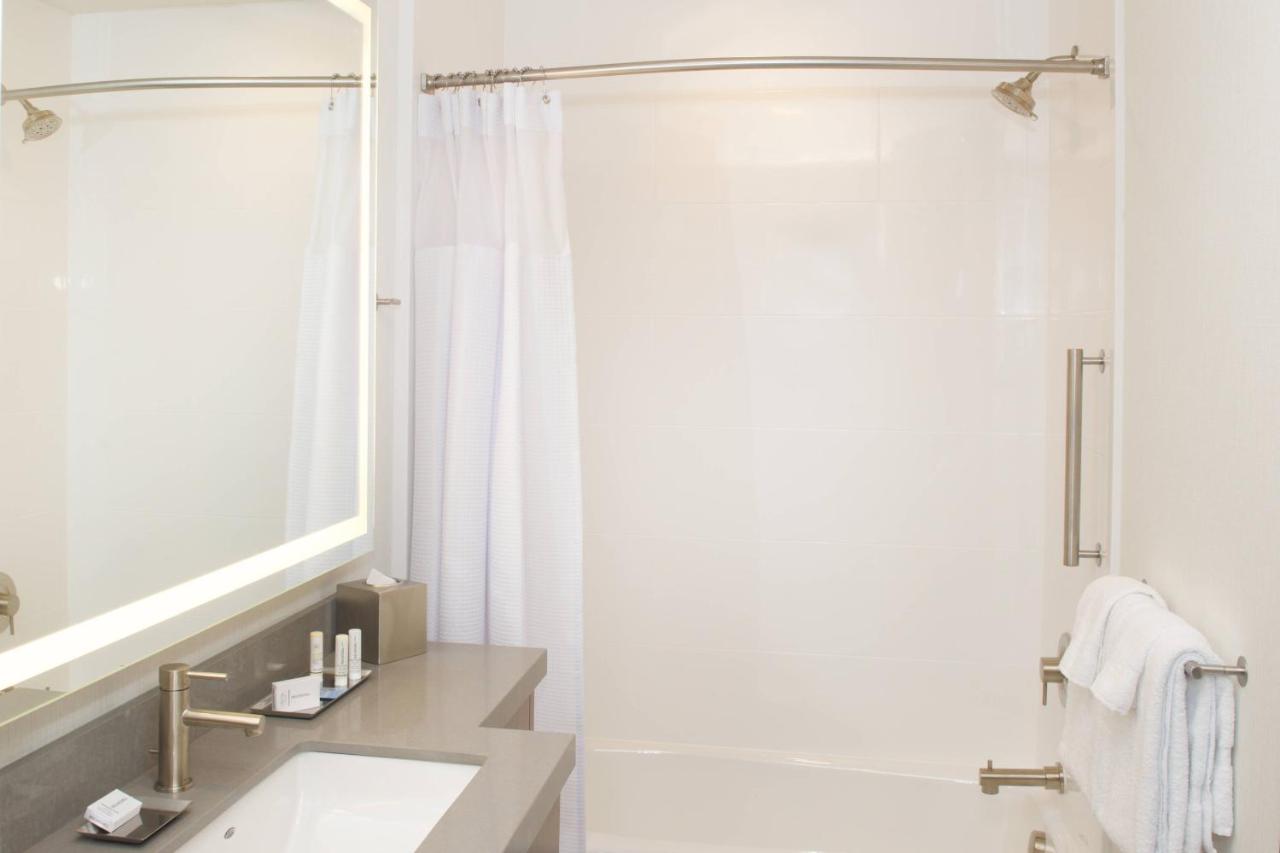 Deluxe Queen Suite at SpringHill Suites by Marriott Bend