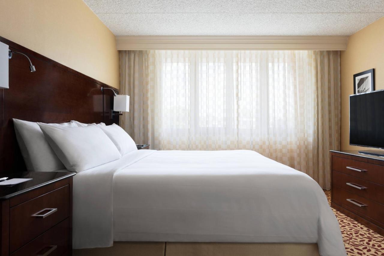| Long Island Marriott Hotel