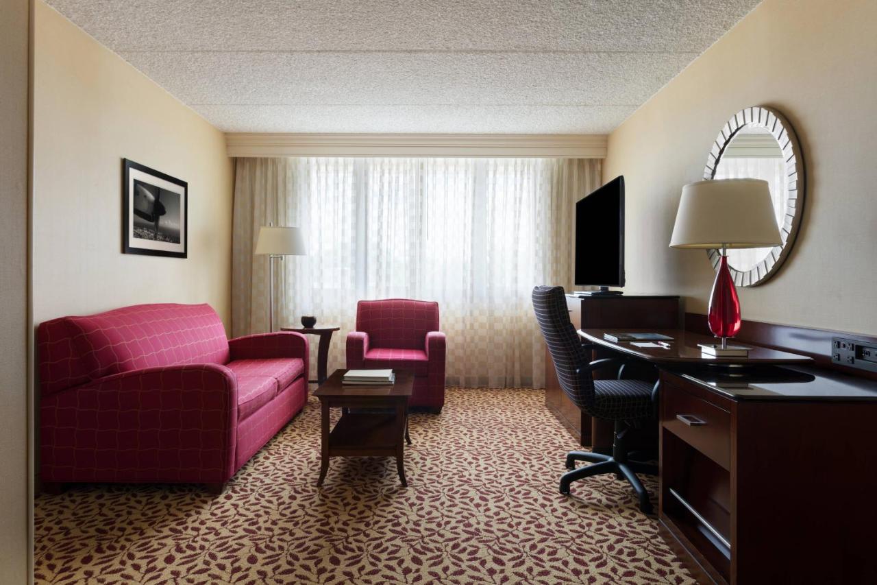 | Long Island Marriott Hotel