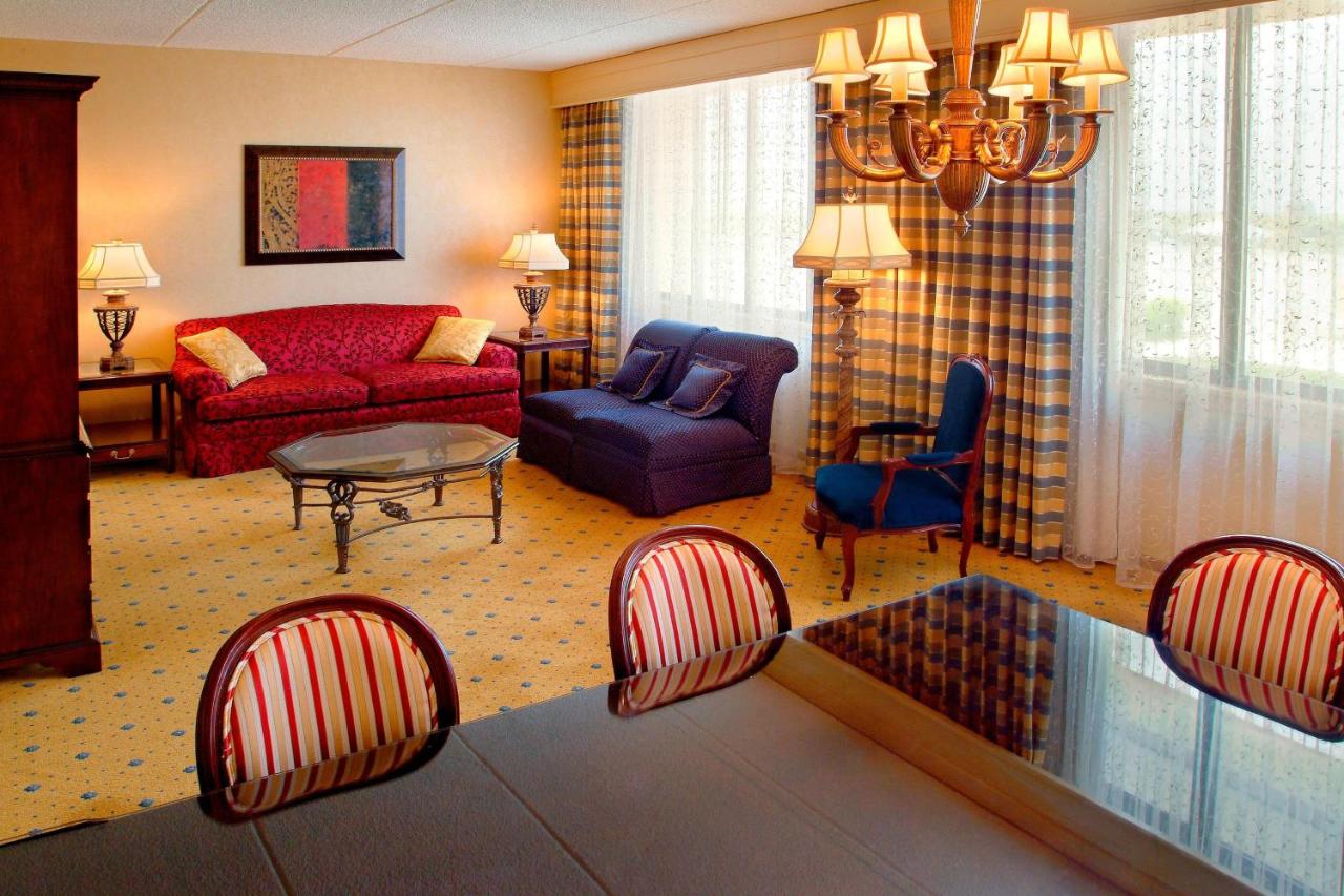 | Long Island Marriott Hotel