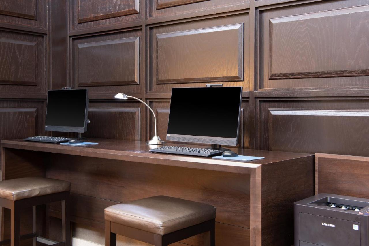 | Sheraton Minneapolis West Hotel