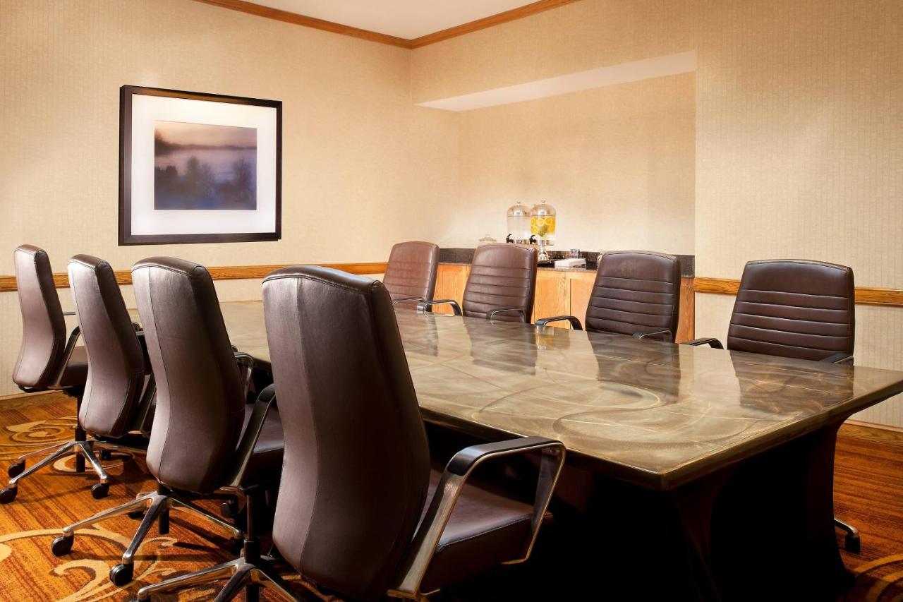 | Sheraton Minneapolis West Hotel