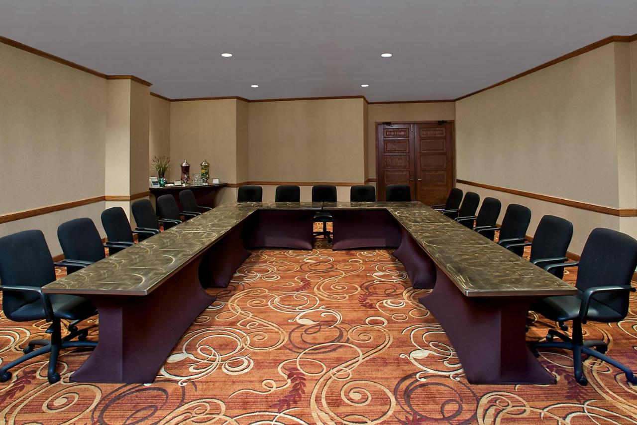 | Sheraton Minneapolis West Hotel